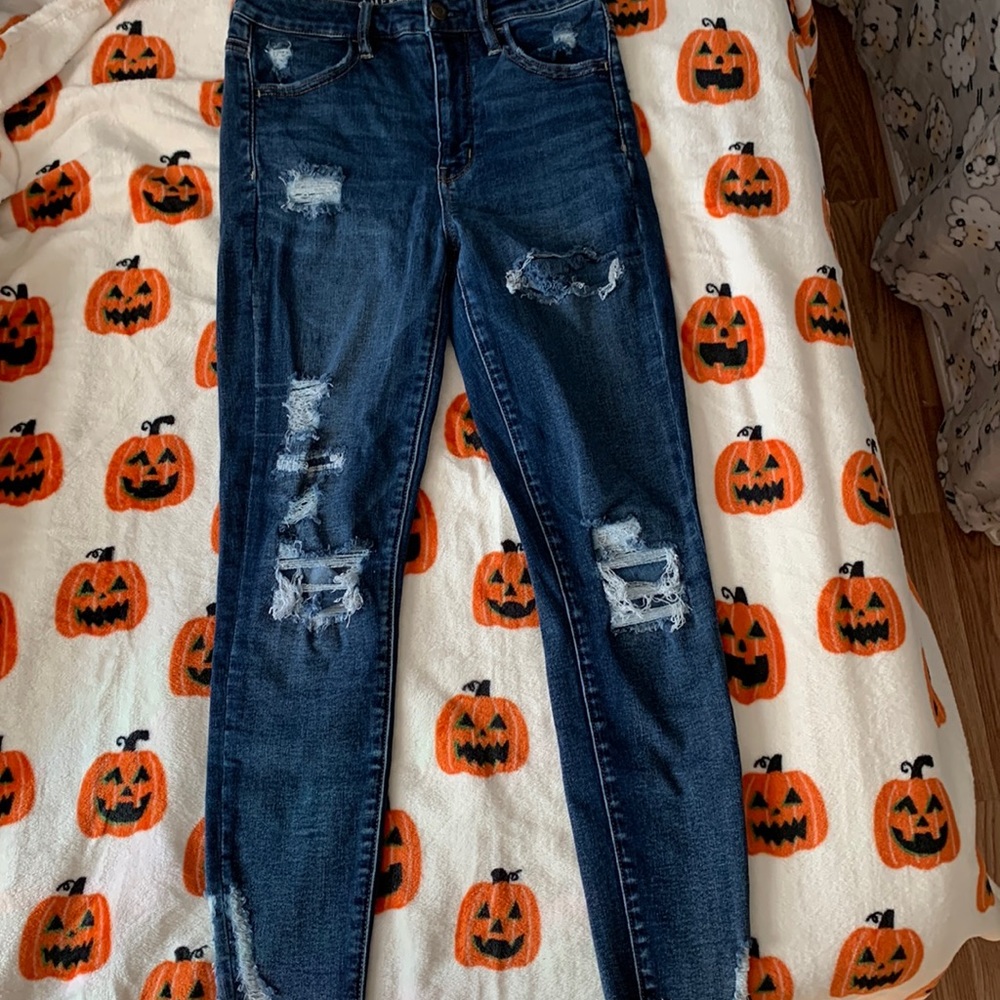 American eagle size 6 skinny jeans next level stretch, with rips in the front.